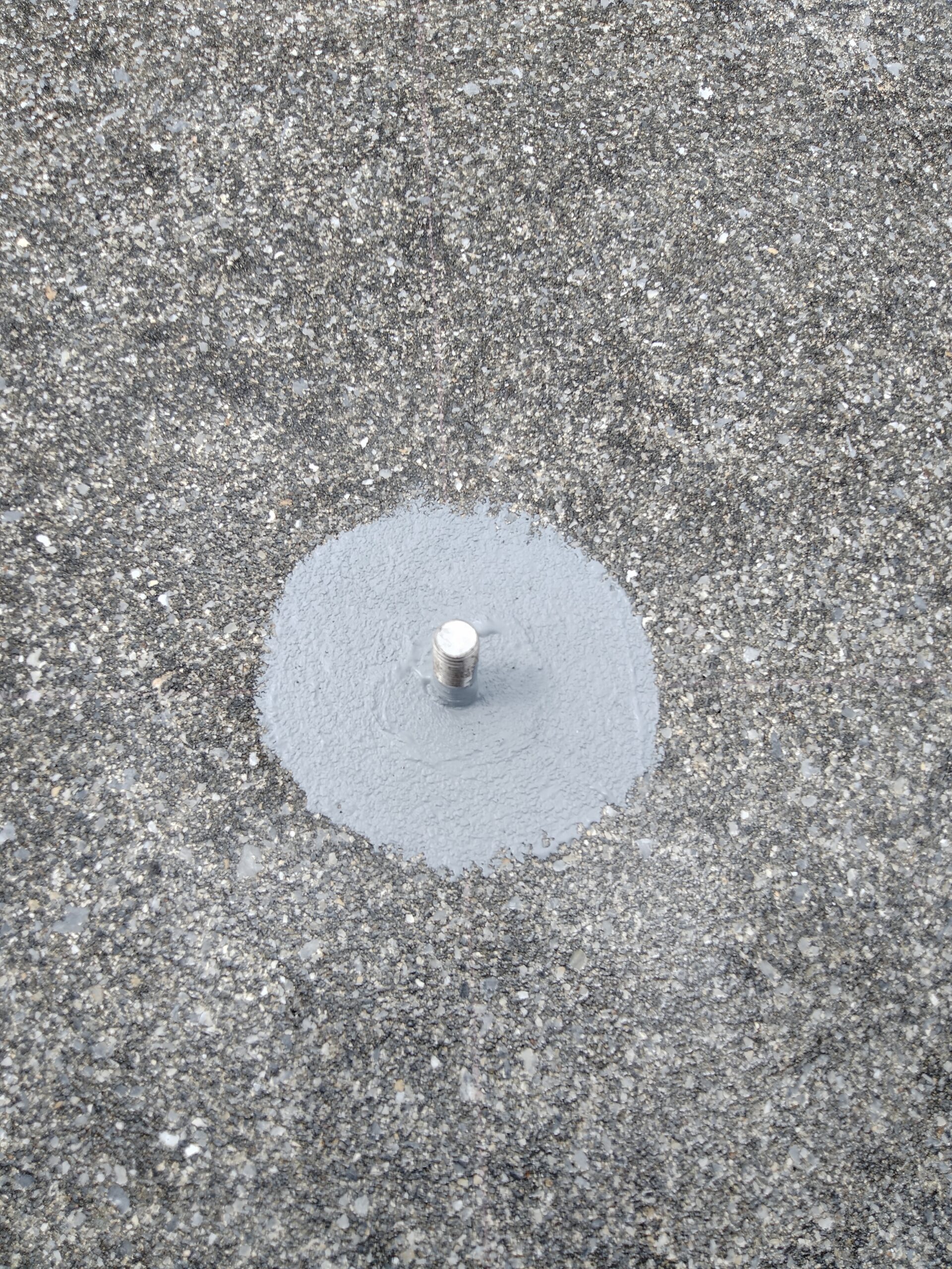 陸屋根のアンカー固定・防水処理の様子