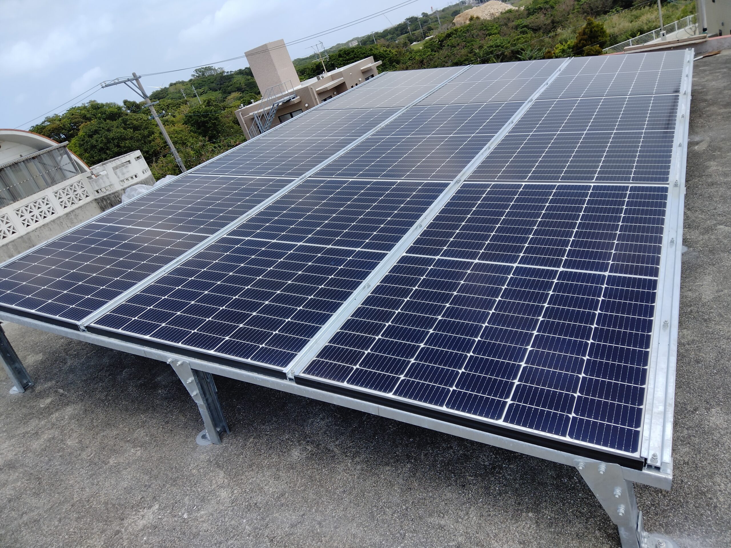 台風通過後も無傷の太陽光パネル